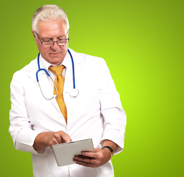 старший чоловік лікар використовує цифровий планшет
 - Фото, зображення