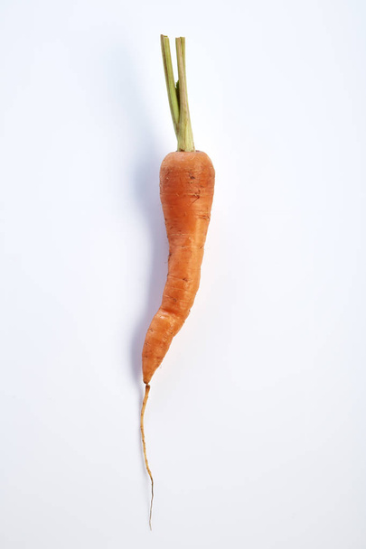 Zanahoria vegetal con hojas aisladas sobre fondo blanco recorte - Foto, Imagen