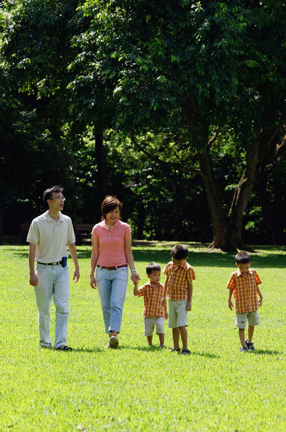 Família com três meninos ao ar livre
 - Foto, Imagem