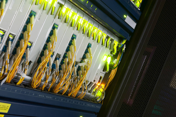 fibra ottica con server in un data center tecnologico - Foto, immagini