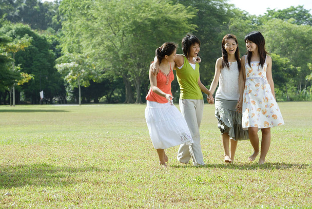 mulheres jovens no parque
 - Foto, Imagem