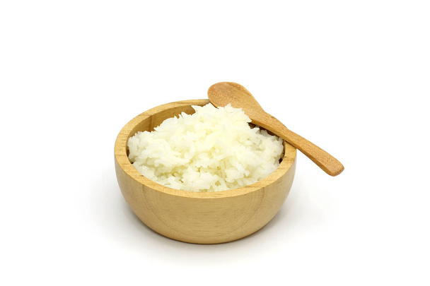 Geïsoleerde gekookt jasmijn rijst in de houten kom op witte achtergrond  - Foto, afbeelding
