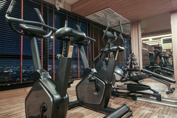 Bicicleta en el gimnasio con reflejo espejo, concepto de fitness
  - Foto, Imagen