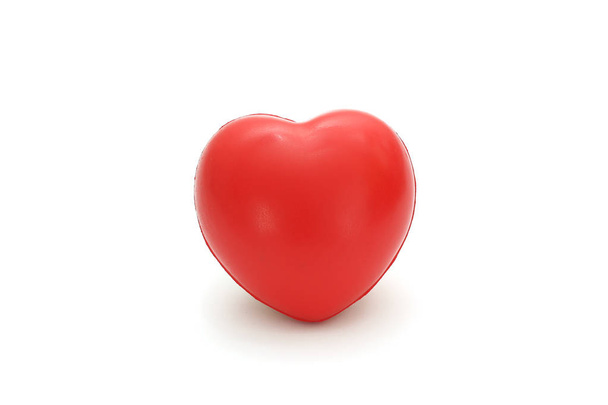 Isolado único coração de esponja vermelha simples no fundo branco
  - Foto, Imagem