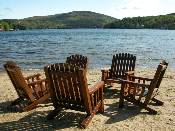 Chaises Adirondack sur le lac
 - Photo, image