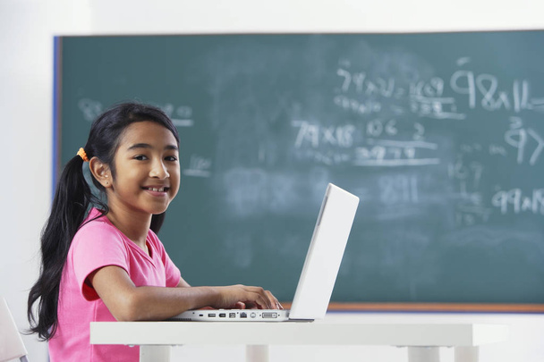 Girl using laptop - Foto, afbeelding