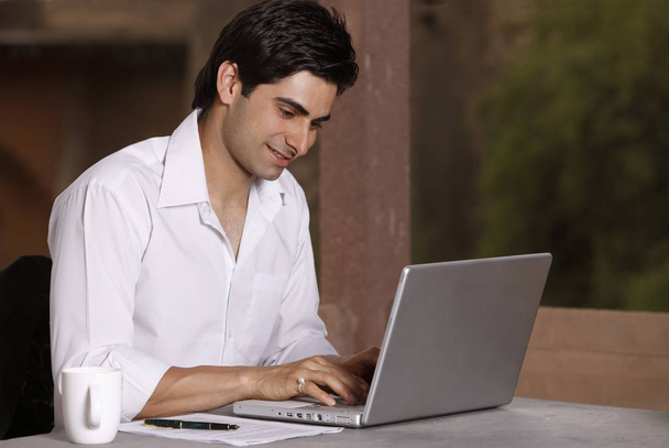 man working at laptop  - Zdjęcie, obraz