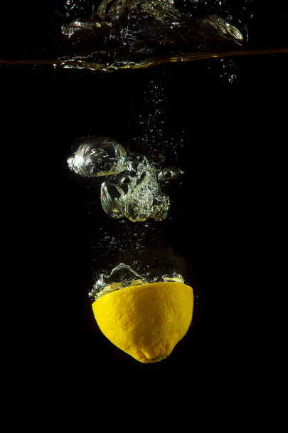 Fresh lemon under water - Foto, Imagem