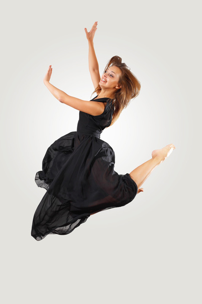 Young female dancer jumping - Foto, afbeelding