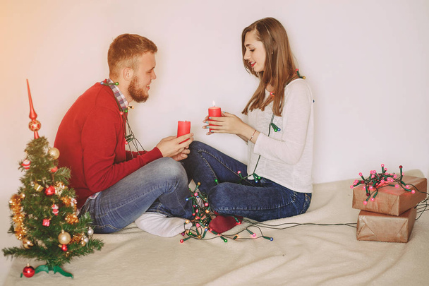 loving couple decorating Christmas tree - Foto, afbeelding