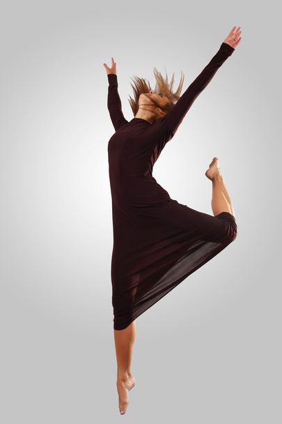 Young female dancer jumping - Foto, imagen