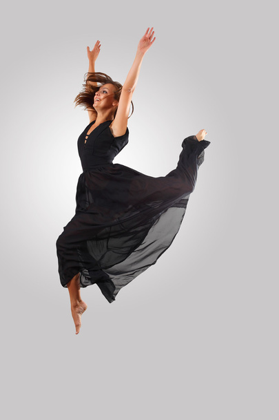 Young female dancer jumping - Valokuva, kuva