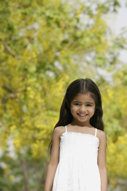 smiling cute girl in park - Foto, Imagen