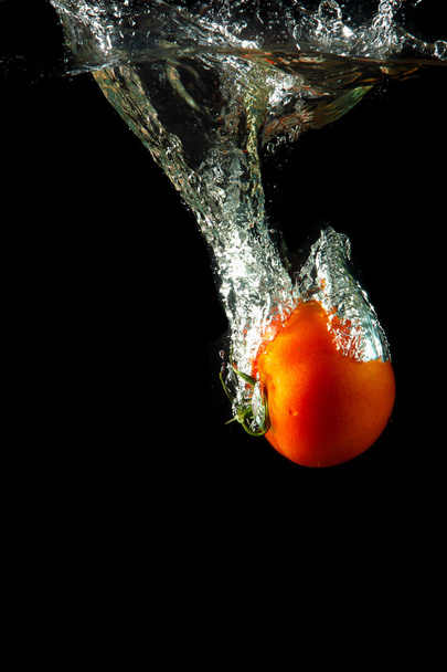 Fresh tomato under water - Zdjęcie, obraz