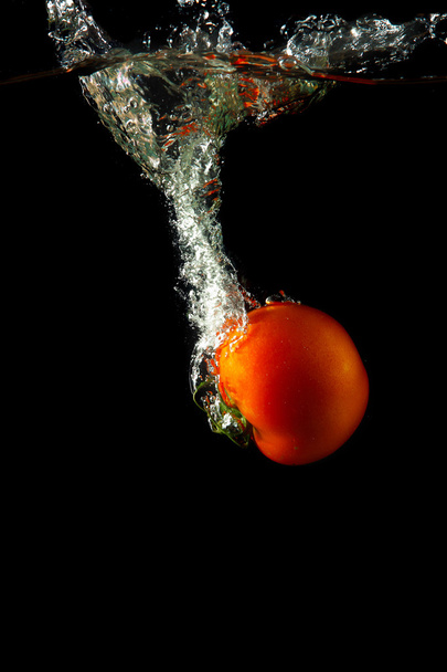 Fresh tomato under water - Valokuva, kuva