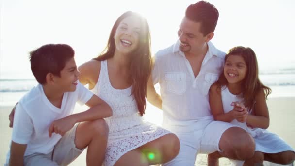 Familia divirtiéndose en la playa - Metraje, vídeo