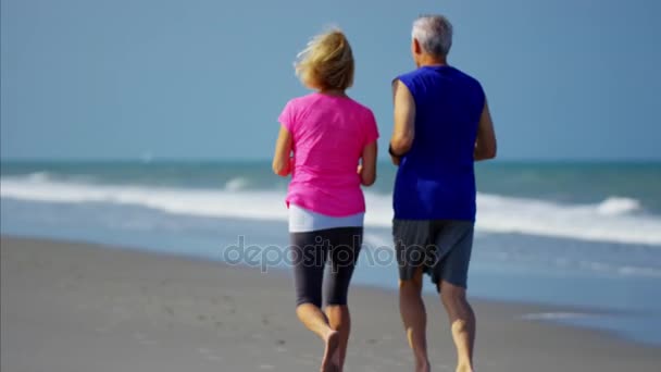 idősek fut a strandon - Felvétel, videó