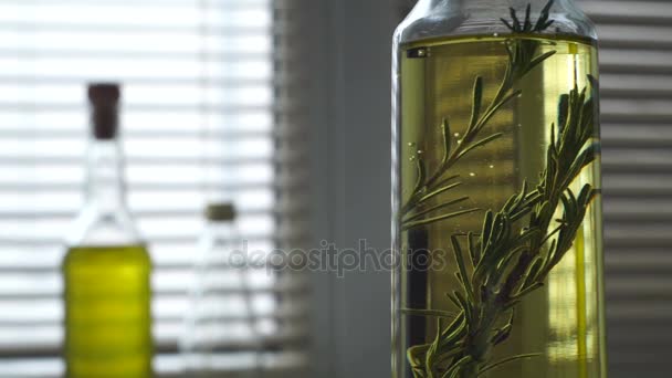 Rosemary bylina spadá láhev olivového oleje. Byliny a koření. Extra panenský olivový olej - Záběry, video