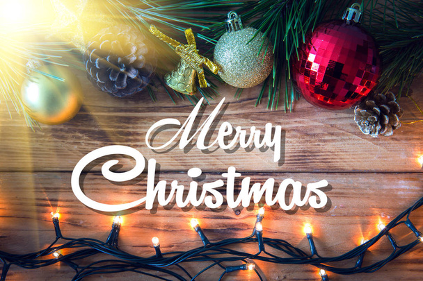 Рождественский фон с рождественским подарком, красные шары, сосновые шишки на деревянном фоне. Рождественский стиль
 - Фото, изображение