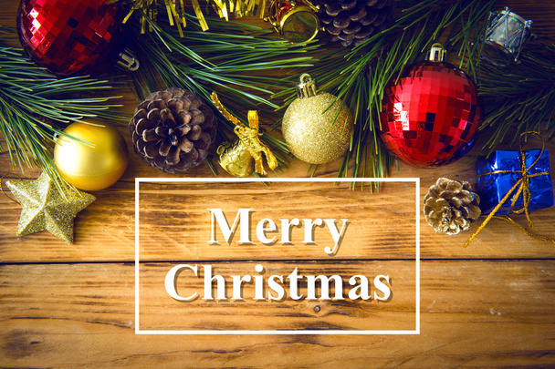 Karácsony karácsonyi ajándék, piros golyó, fenyőtobozok a fából készült háttér háttér. Karácsonyi vintage stílusú - Fotó, kép