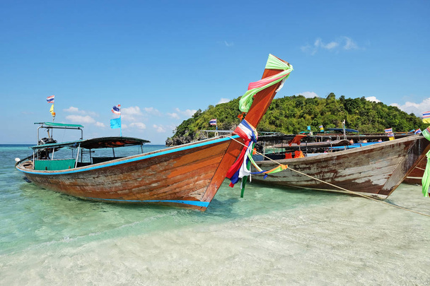 Łodzi Tajlandii w cud piękny plaża idealna krystalicznie czystej wody - Zdjęcie, obraz