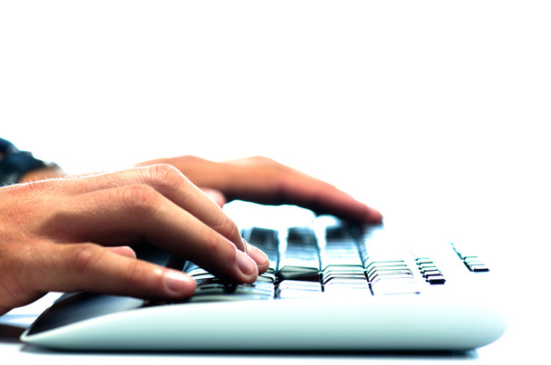 Les mains de l'homme travaillant sur un clavier d'ordinateur
 - Photo, image