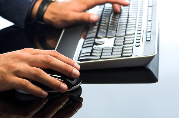 Adamın elleri bilgisayar fare ve bilgisayar klavye ile çalışma - Fotoğraf, Görsel