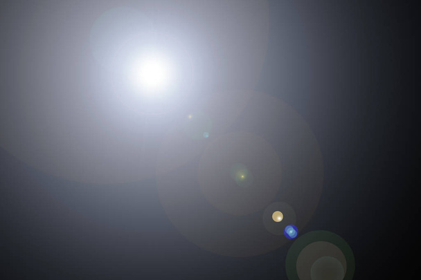 Efecto de luz solar sobre el fondo de color negro
 - Foto, Imagen