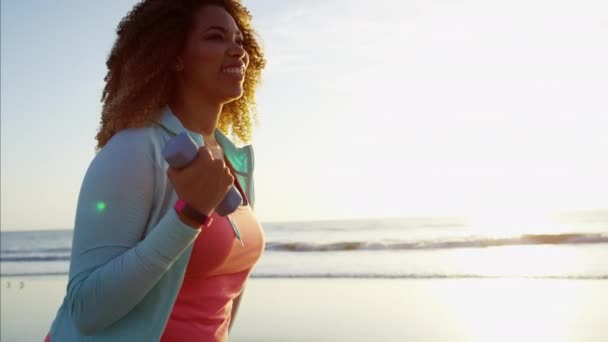 Frau macht Fitness mit Kurzhanteln  - Filmmaterial, Video