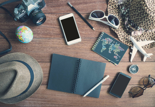 Верхний вид аксессуаров и предметов путешественника с ноутбуком
 - Фото, изображение