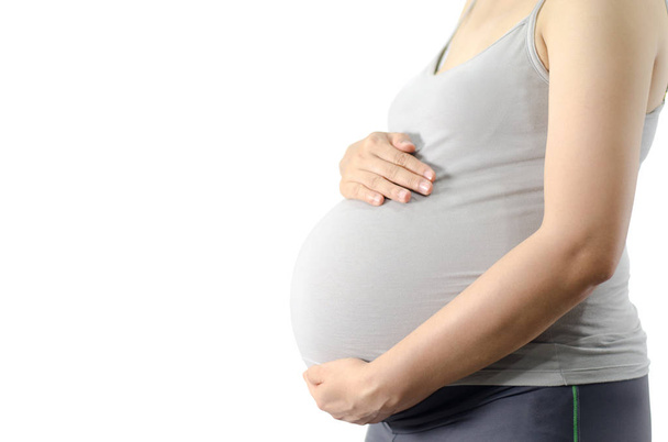 Gros plan Image d'une femme enceinte qui se touche le ventre avec les mains o
 - Photo, image