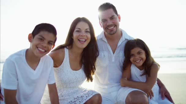 família desfrutando de verão na praia
 - Filmagem, Vídeo