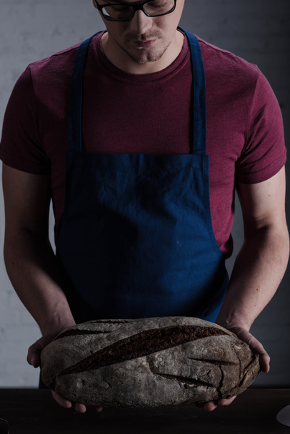 Пекарь держит хлеб
 - Фото, изображение