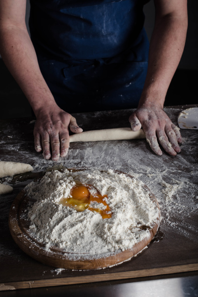 Bäcker knetet Teig  - Foto, Bild