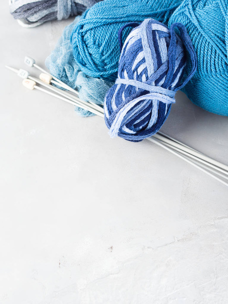Fils de laine de couleur hiver avec aiguilles à tricoter
 - Photo, image