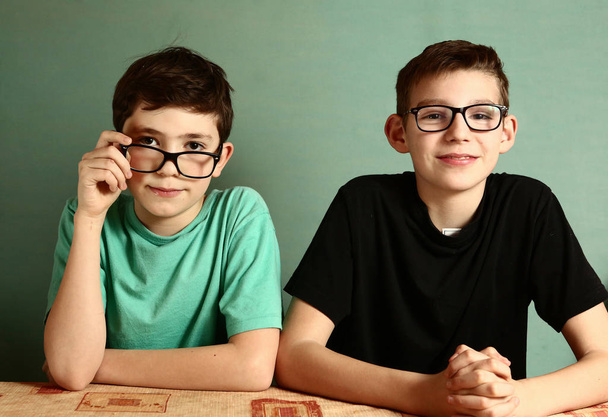 dva dospívající chlapci v krátkozrakost brýle zblízka - Fotografie, Obrázek