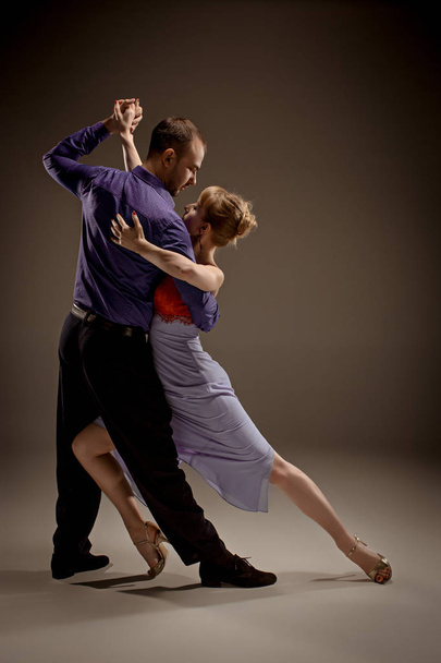 The man and the woman dancing argentinian tango - Valokuva, kuva