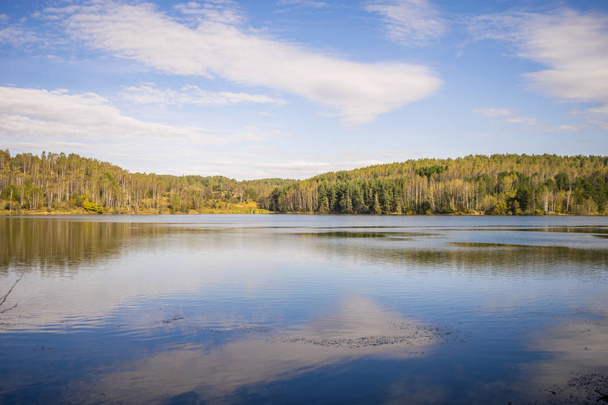 Paisagem do lago com reflexos de nuvens
 - Foto, Imagem