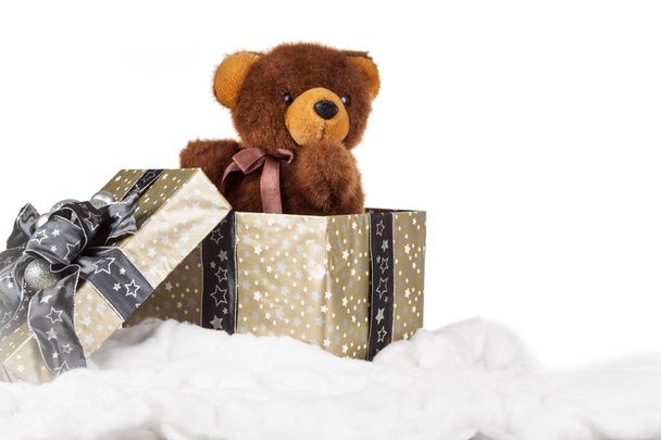 Regali di Natale su sfondo bianco con orso donato
 - Foto, immagini
