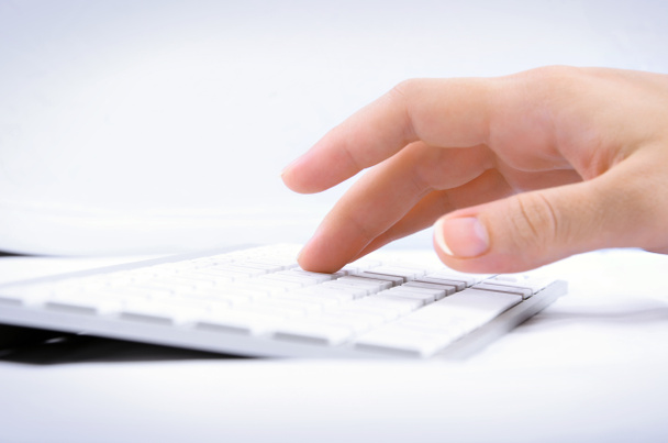 La mano de la mujer escribiendo en el teclado de la computadora - Foto, Imagen