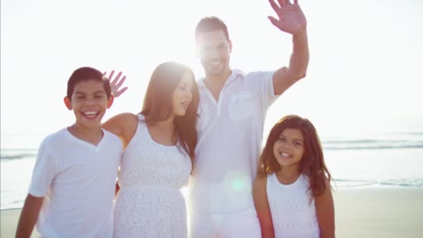 família acenando as mãos na praia
 - Filmagem, Vídeo