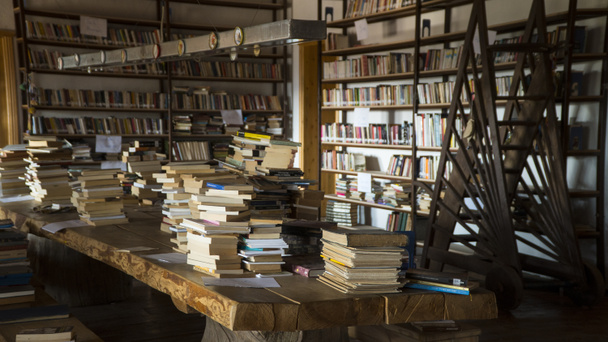Knihy na dřevěné chaotický knihovna na škole. - Fotografie, Obrázek