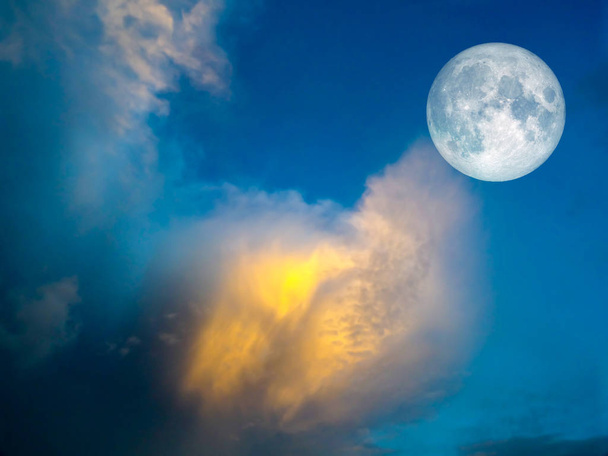 super luna llena nube de oro en el cielo azul
 - Foto, imagen