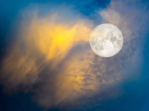 měsíc Super gold mrak na modré obloze - Fotografie, Obrázek