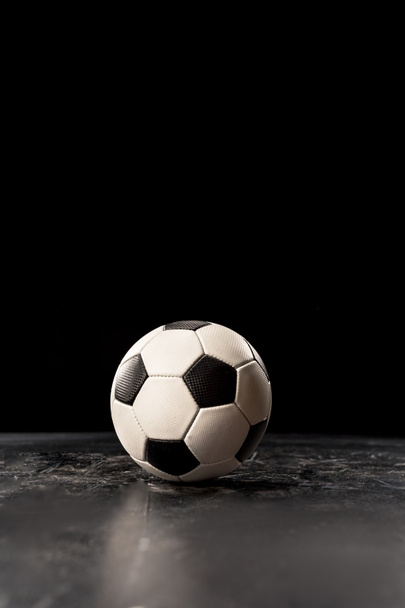 Pelota de fútbol en el suelo
 - Foto, imagen