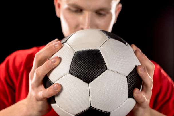 Футболист держит мяч - Фото, изображение