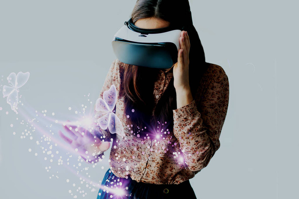 Donna con occhiali di realtà virtuale. Concetto tecnologico futuro
. - Foto, immagini