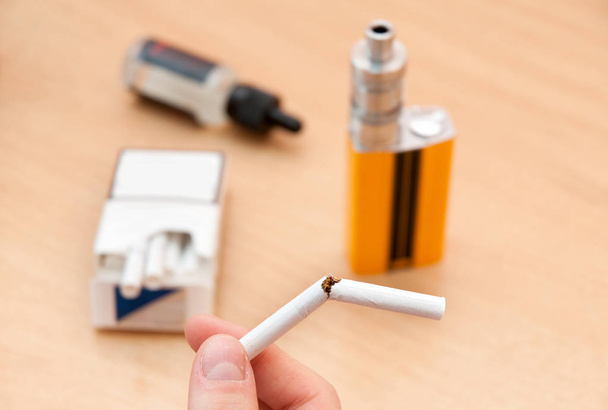 Gebroken sigaret vs e-sigaret - Foto, afbeelding