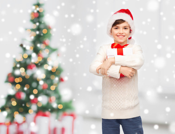 sourire garçon heureux dans le chapeau de Père Noël avec boîte cadeau
 - Photo, image