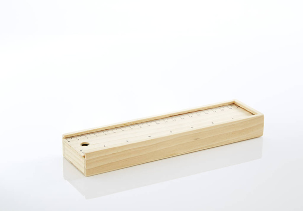 Fából készült ceruza doboz, fa doboz, fehér háttér. imag verem - Fotó, kép